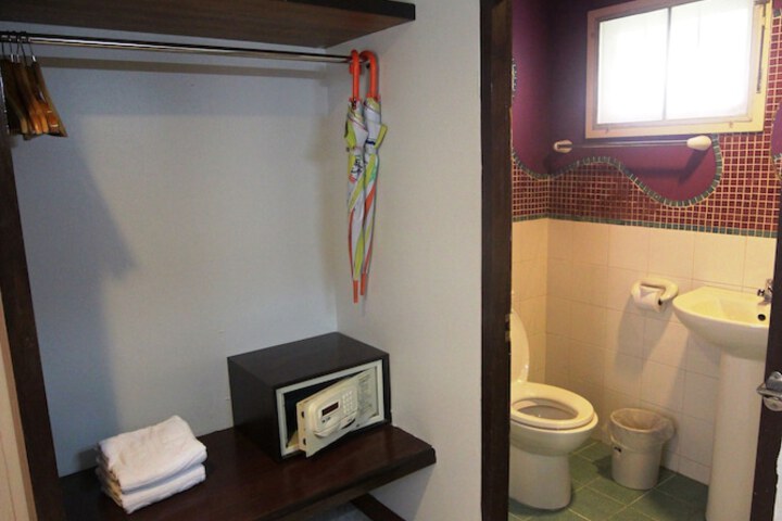 Room 27 of 64