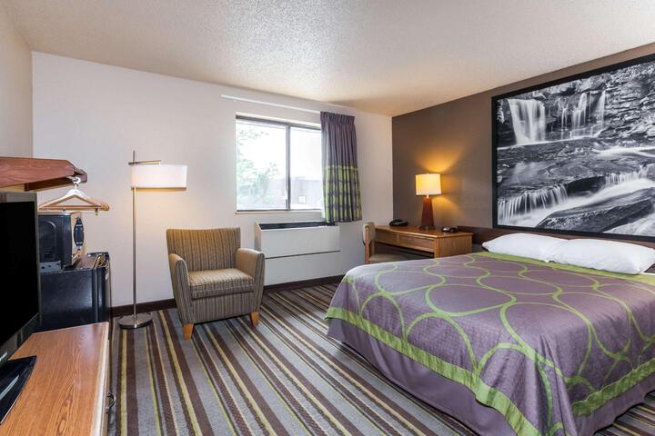 1 Queen Bed (9 of 12)
