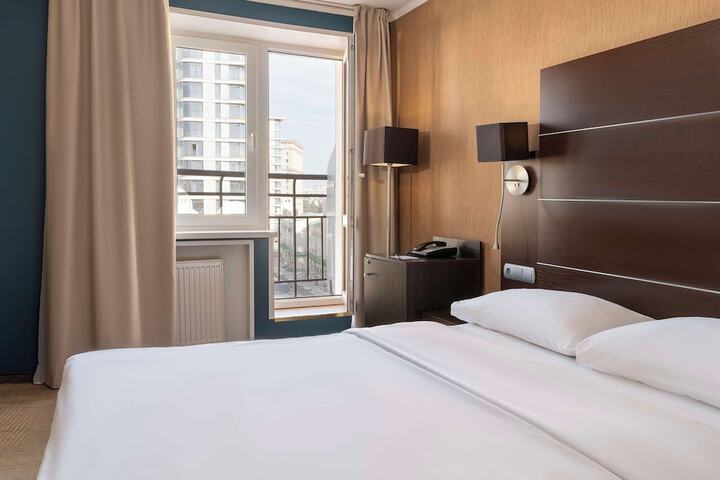 Room 32 of 182