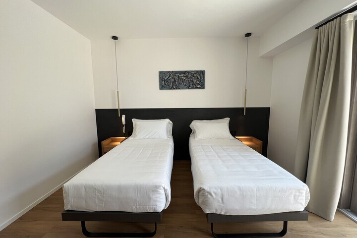 Room 33 of 80