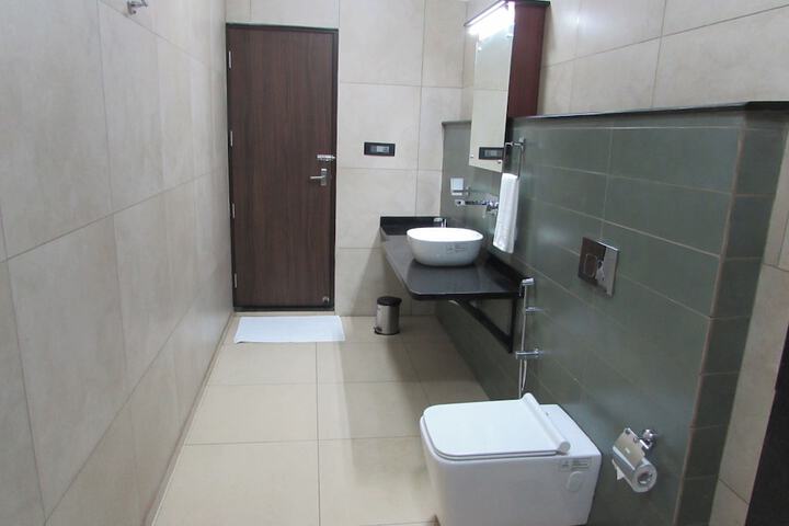 Room 33 of 47