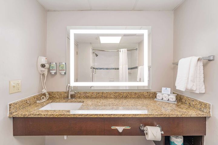 1 King Accessible Comm Assist Bathtub Microwave, Refrigerator WiFi Full Breakfast (4 of 20)