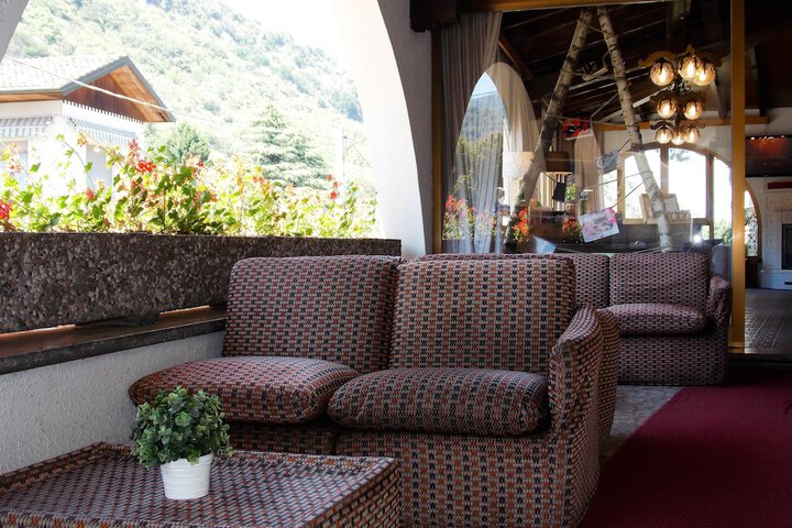 Lobby lounge