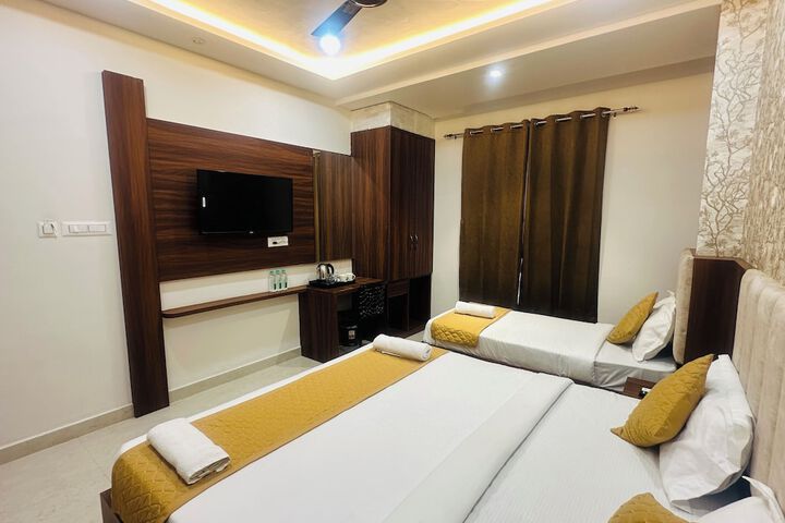 Room 13 of 74