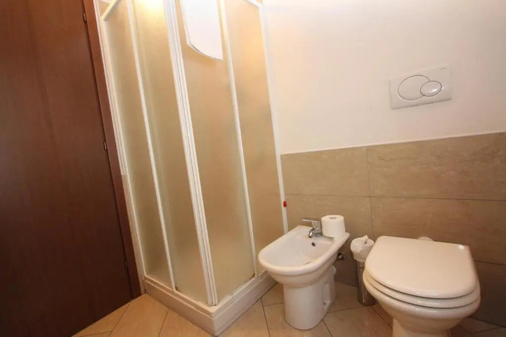 Room 7 of 24