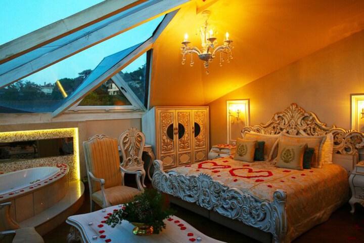 Room 8 of 94