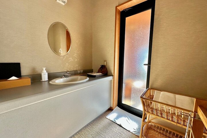 Room 11 of 32