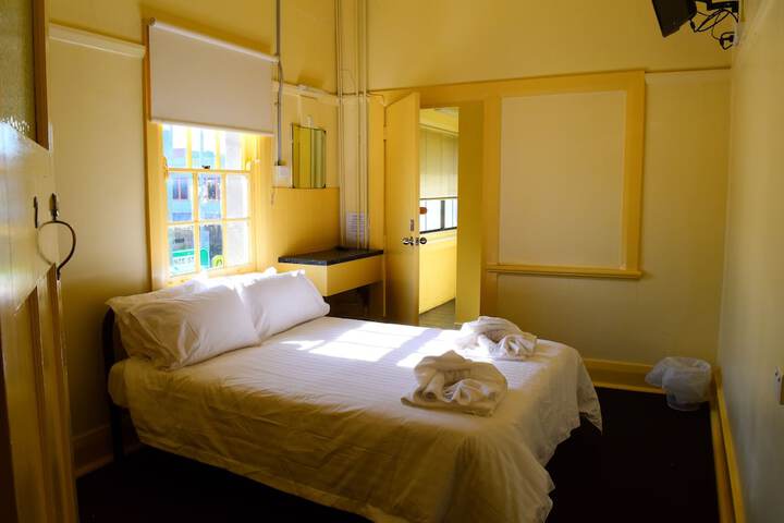 Room 5 of 7