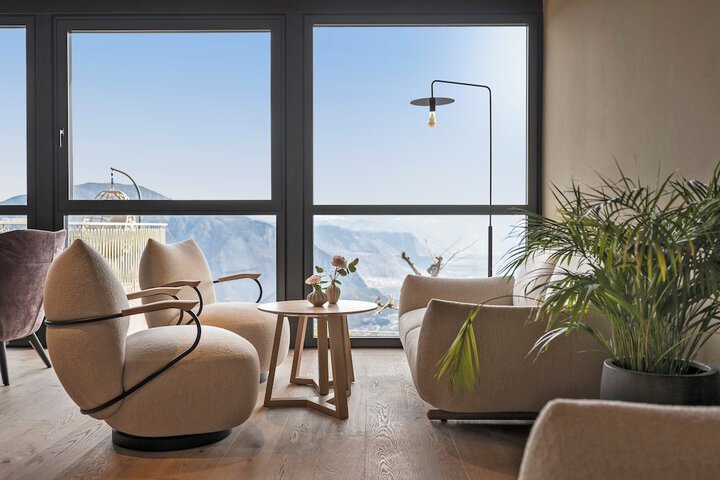 Lounge 107 of 127