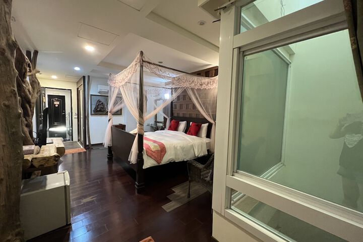 Room 27 of 84