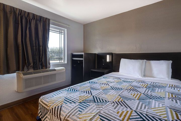 1 Queen Bed (4 of 10)