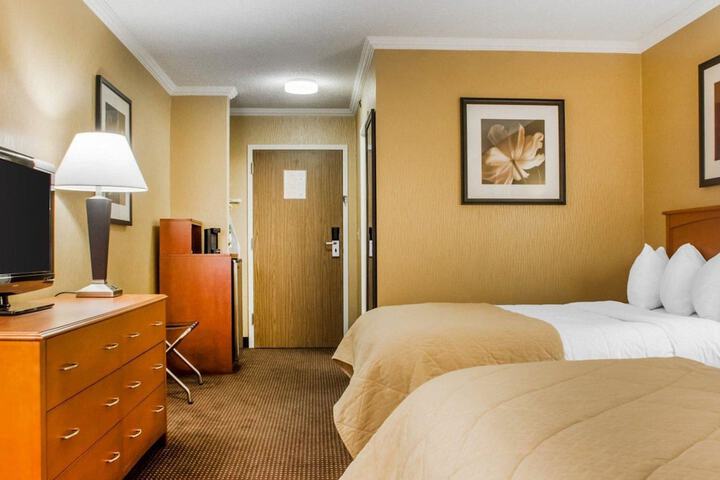 1 Queen Bed (10 of 10)