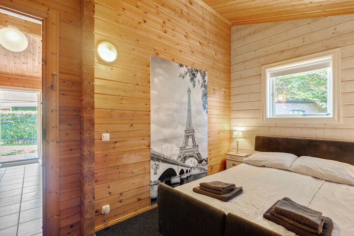 Room 8 of 33