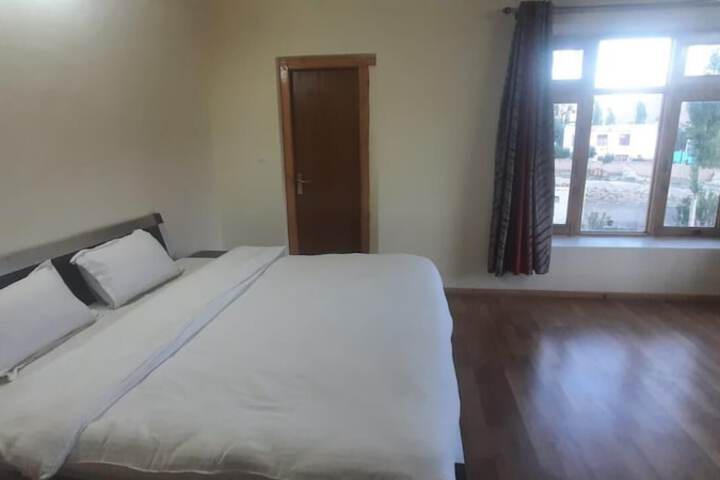 Room 5 of 11