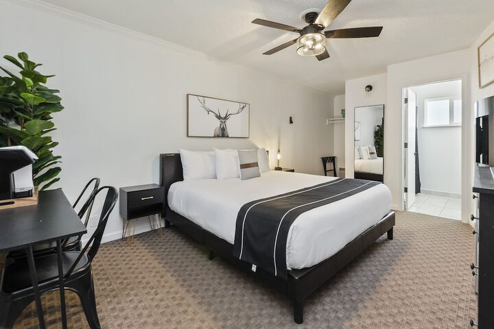 Classic King Bed (3 of 68)
