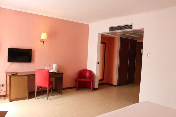 Room 4 of 94