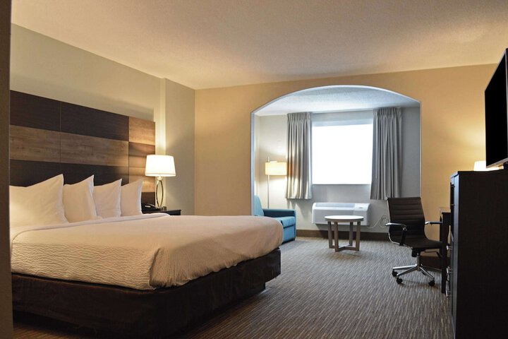 1 King Bed Suite (22 of 25)