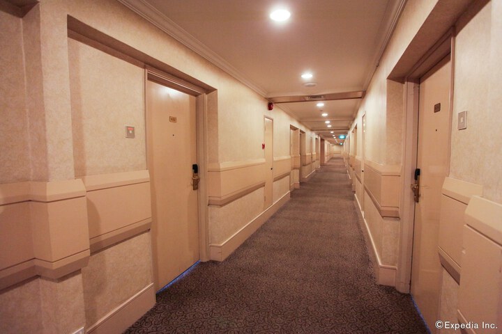 Ballroom/Hall 70 of 75