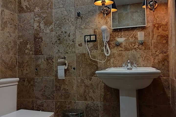 Room 32 of 99