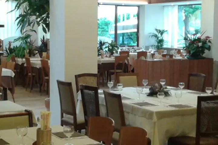 Dining 2 of 4
