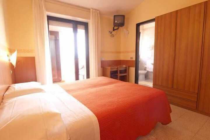 Room 3 of 33