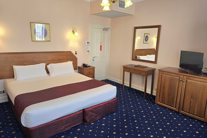 Room 8 of 42