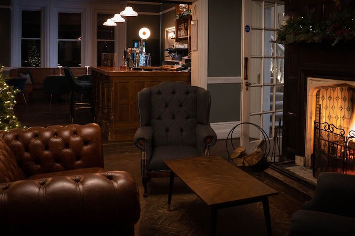 Lounge 43 of 64