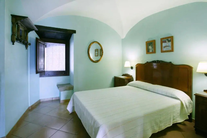Room 3 of 10