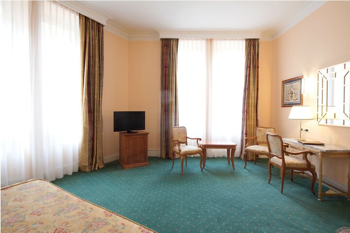 Room 25 of 53