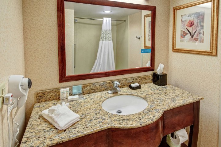 2 Queen Beds Mobility Hearing Accessible Tub (3 of 8)