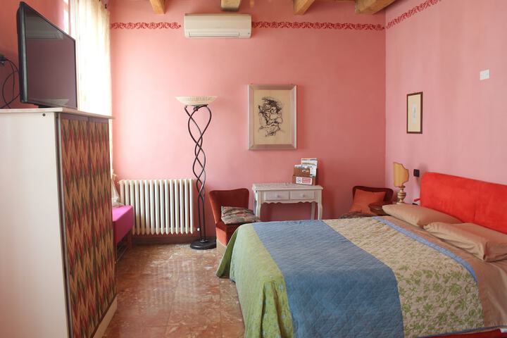 Room 9 of 31