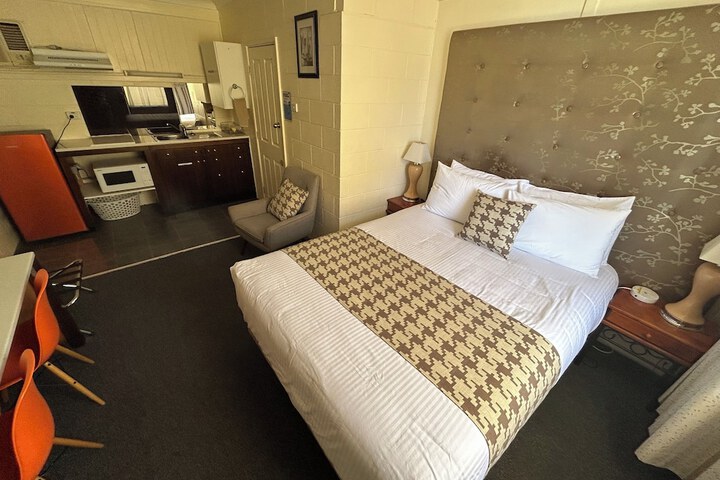 Room 2 of 11