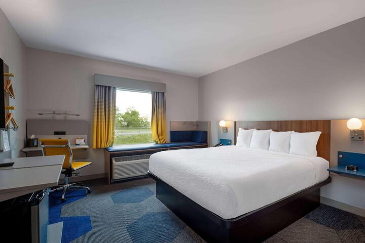 1 King Bed (6 of 17)