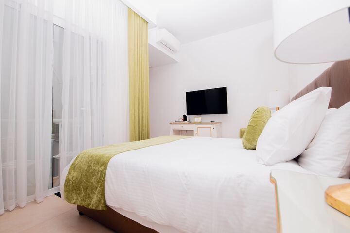 Room 13 of 77