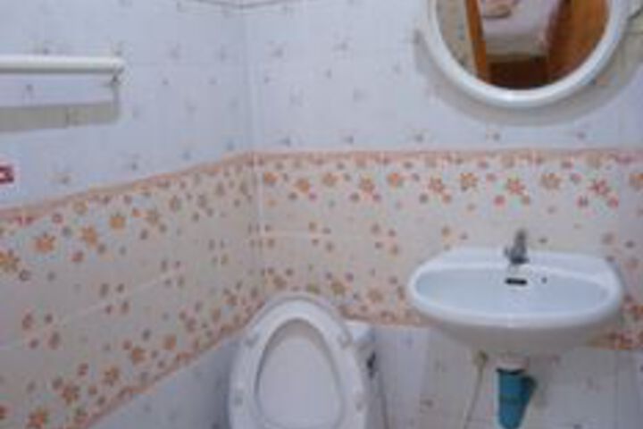 Room 2 of 32