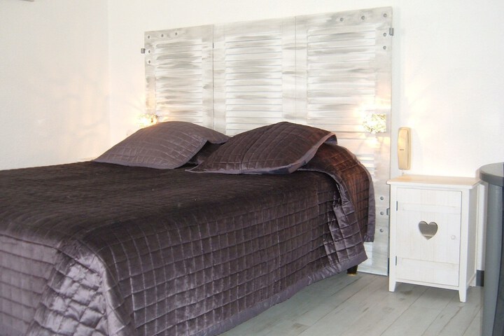 Room 2 of 8