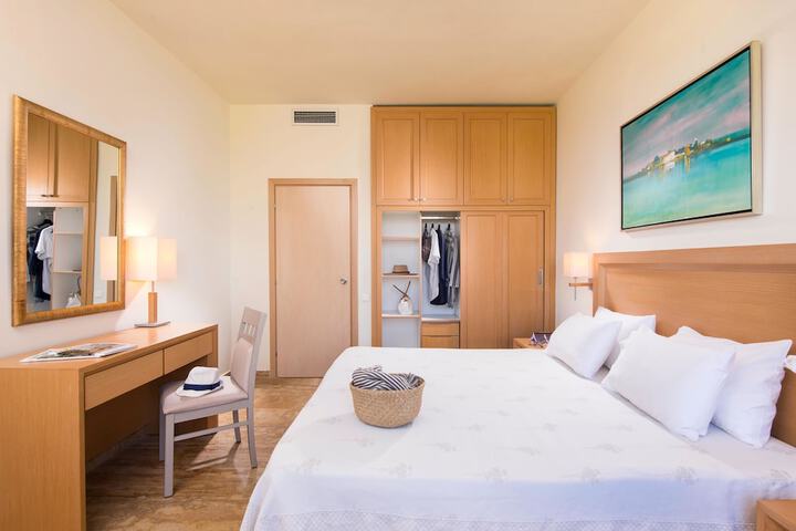 Room 35 of 227