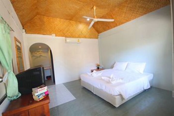 Room 32 of 46