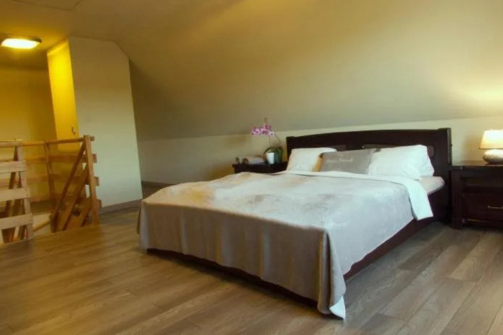 Room 4 of 18