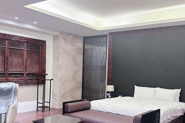 Room 28 of 82