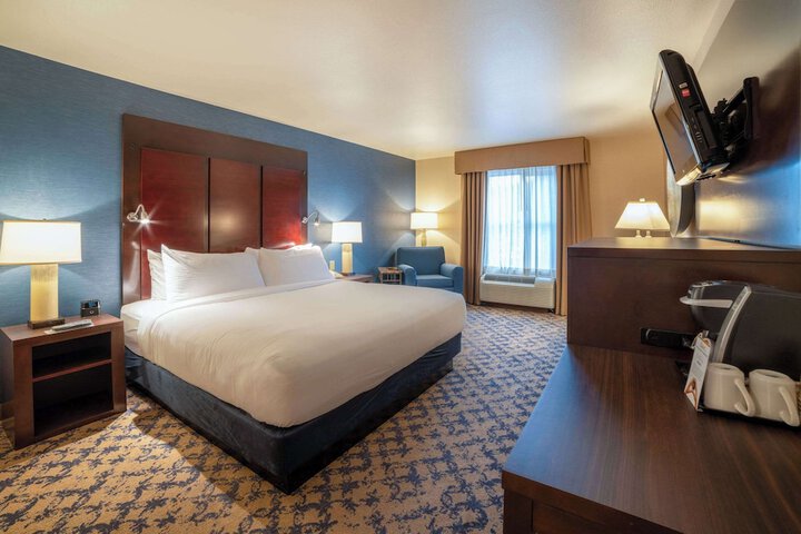 1 King Bed (15 of 19)