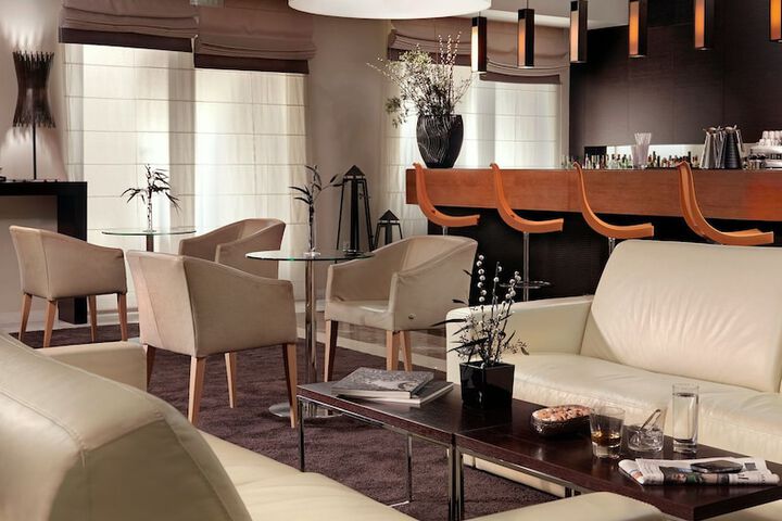 Lounge 42 of 52