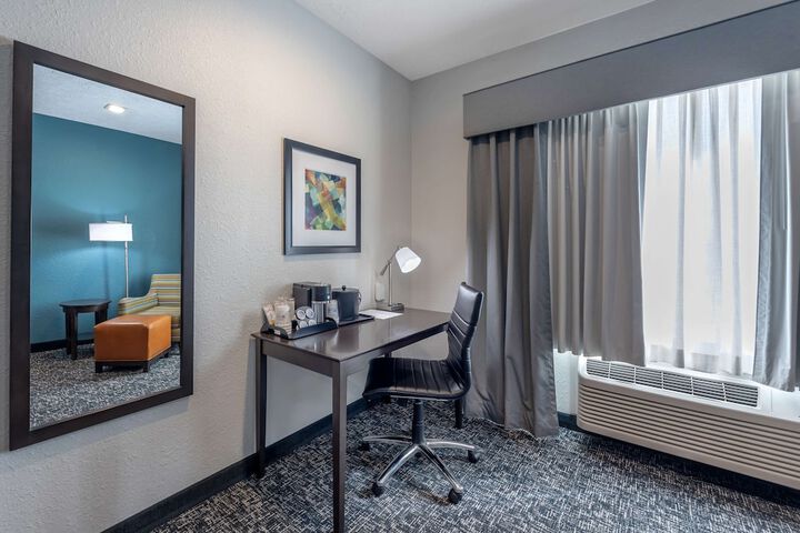 1 King Bed Pillow Top Mattress Flat Screen Television Microwave and Refrigerator Full Breakfast (14 of 14)