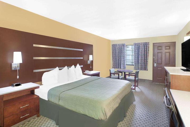 1 King Bed (6 of 9)