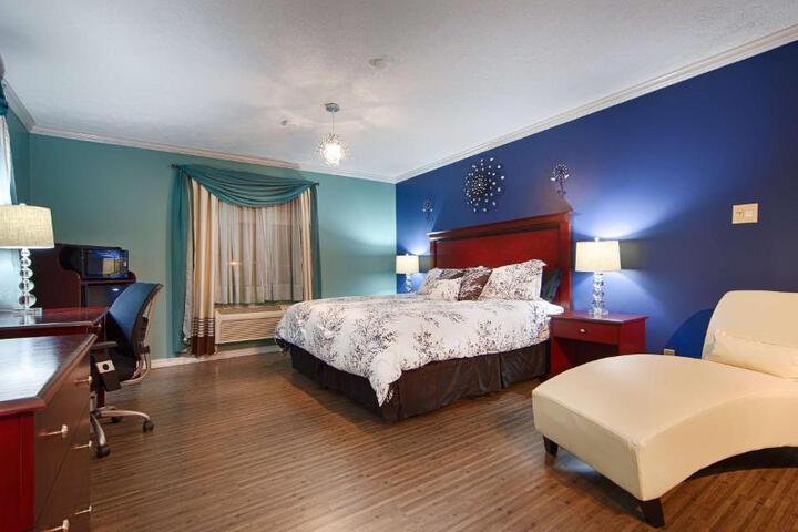 1 King Bed (2 of 14)