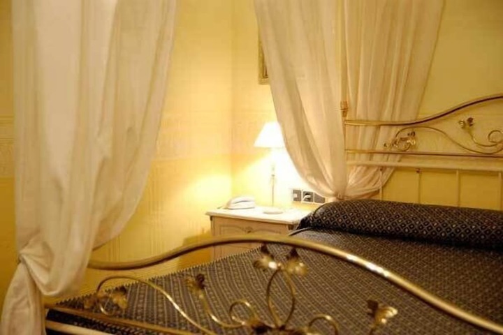 Room 6 of 24