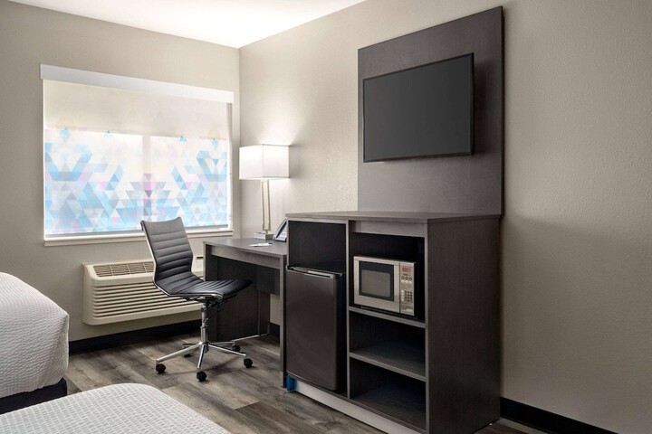 1 Double Bed Mobility Hearing Impaired Accessible Room (1 of 11)
