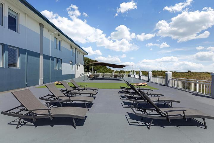 Swimming pool at Best Western Plus Chesapeake Bay-Norfolk