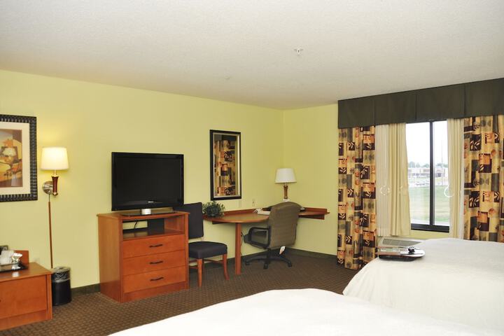 2 Queen Beds (2 of 9)