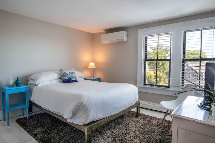 1 Queen Bed (5 of 11)